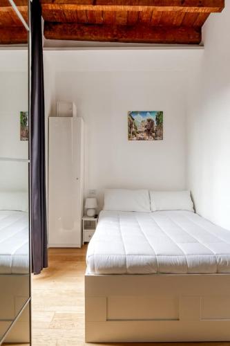Elegant Oasis 10 min Central Station with Balcony e WIFI near M1 Rovereto