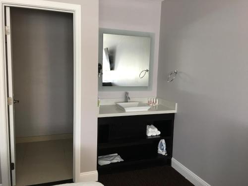 A bathroom at Vallejo Inn