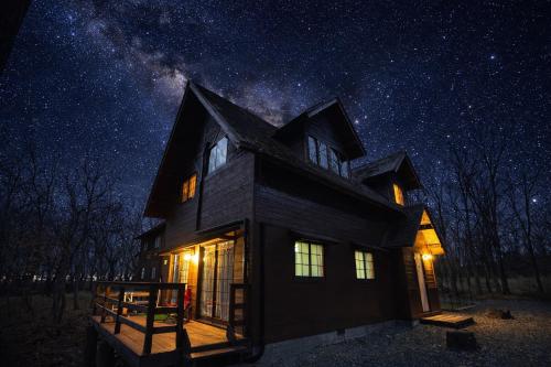 a house at night with the milky way at 久住みんなの森ロッジ3部屋-星空バーベキュー小川のせせらぎ in Kokonoe