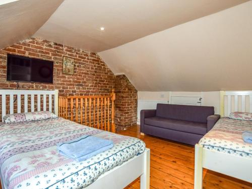 a bedroom with two beds and a couch at 3 Bed in Whitstable oc-wcc07 in Whitstable