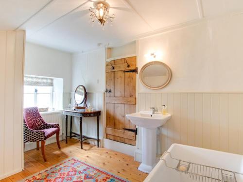 a bathroom with a sink and a mirror at 2 Bed in Syderstone oc-kt197 in Syderstone
