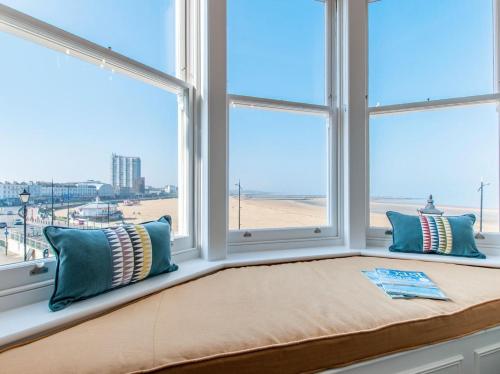 a window seat with views of the beach at 5 Bed in Margate oc-86551 in Margate