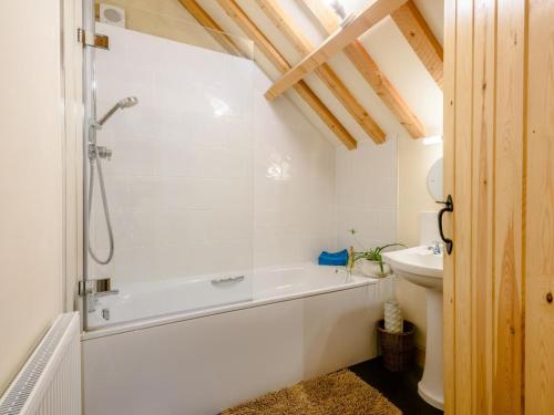 a bathroom with a bath tub and a sink at 3 Bed in Corpusty oc-ottn8 in Corpusty