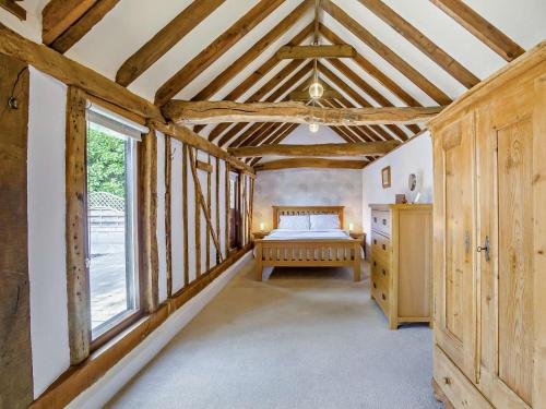 a bedroom with a bed and a wooden ceiling at 1 Bed in Dunmow oc-51222 in Thaxted