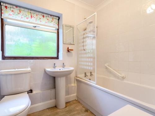 a bathroom with a sink and a toilet and a tub at 2 Bed in Dereham oc-shrn8 in East Dereham