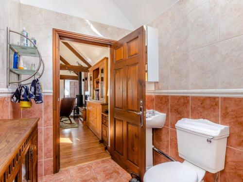 a bathroom with a toilet and a sink at 2 Bed in Lincoln oc-93058 in Saxilby