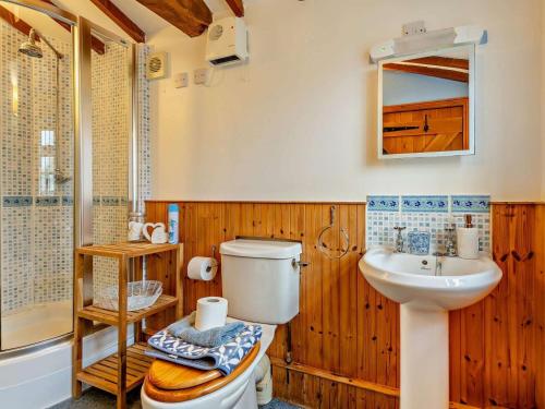 a bathroom with a toilet and a sink at 3 Bed in Norwich oc-85528 in Thurgarton