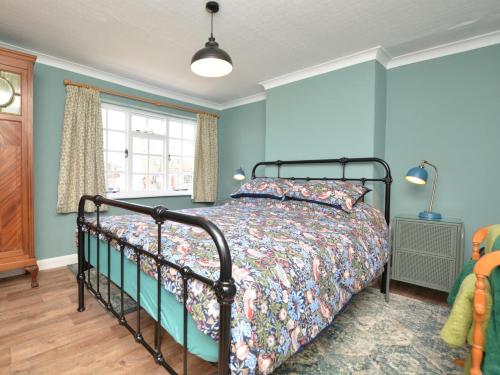 a bedroom with a bed and blue walls at 2 Bed in Boston oc-90123 in Boston