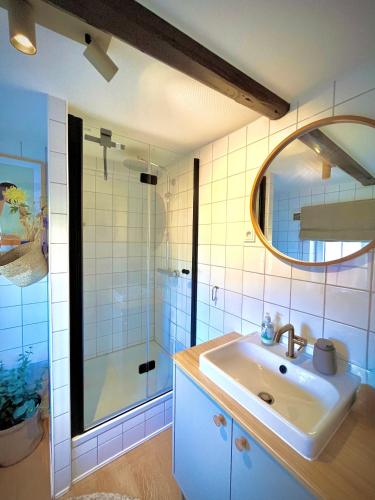 a bathroom with a sink and a shower at Dat Reethus Helfsholm in Klamp