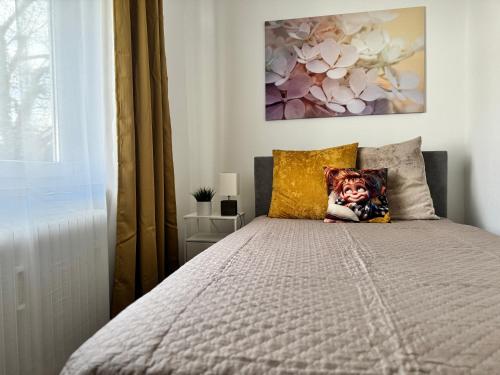 a bed with a picture of a dog on the pillow at FeWo Pelkmann - Die Grüne Oase - Ganzes Haus in Weikersheim
