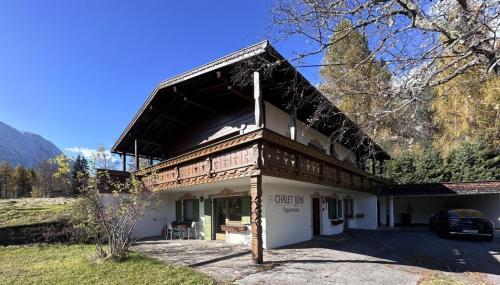 a building with a roof with a car parked in front at Chalet Villa Josi Superior Appartement 12 in Leutasch