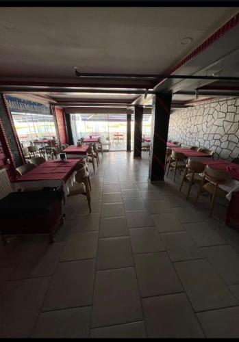 a dining room with tables and chairs in a restaurant at mavikumsal otel in Kumburgaz