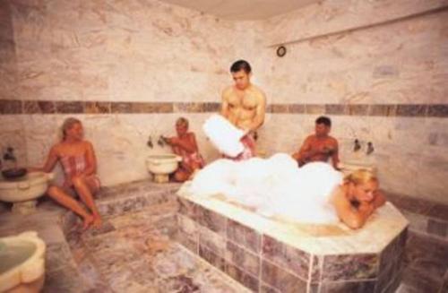 un grupo de personas sentadas en una bañera en un baño en Elysee Beach Hotel, en Alanya