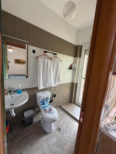 ティラナにあるPerfect Locationのトイレと洗面台のある浴室