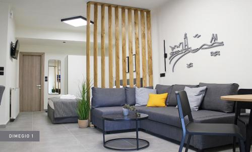 ein Wohnzimmer mit Sofa und Tisch in der Unterkunft Dimegio in Alexandroupoli