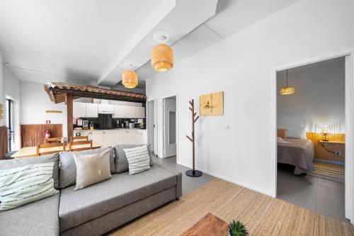 a living room with a couch and a kitchen at Houten Apartment Apulia in Apúlia