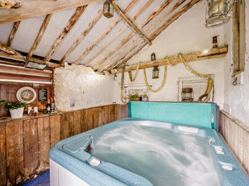 a bath tub in a room with a ceiling at 2 Bed in Thetford oc-57886 in Saham Toney