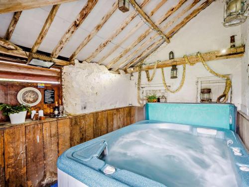 a blue bath tub in a room with a ceiling at 2 Bed in Thetford oc-57885 in Saham Toney