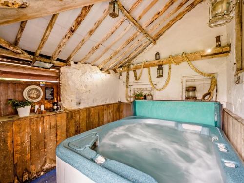 a bath tub sitting inside of a room at 1 Bed in Thetford oc-57889 in Saham Toney