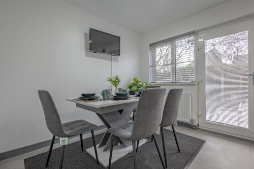 a dining room with a table and chairs at Premium Serviced Accommodation Rooms Nottingham - All with Ensuites in Nottingham