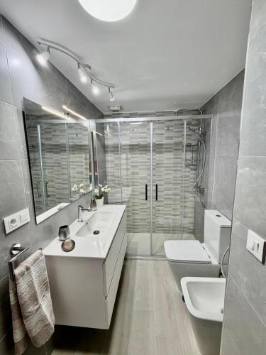 797Holidayrentals- Apartamento en Torremuelle con terraza y piscina