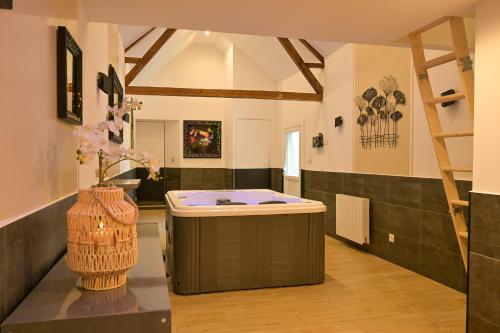 una cocina con una isla en el medio de una habitación en L'Orée d'Etretat, en La Poterie-Cap-dʼAntifer