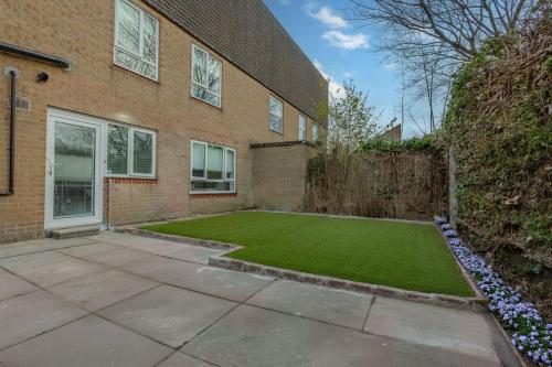 a garden in front of a brick building at Premium Serviced Accommodation Rooms Nottingham - All with Ensuites in Nottingham