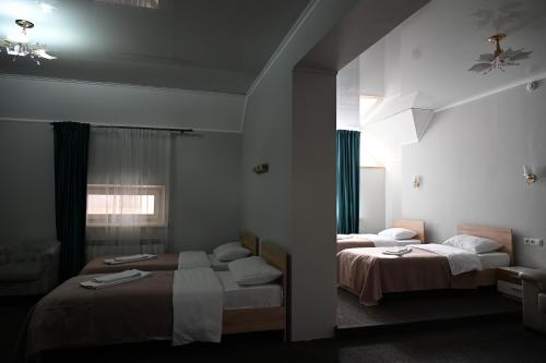 Kama o mga kama sa kuwarto sa Hotel Nicholas