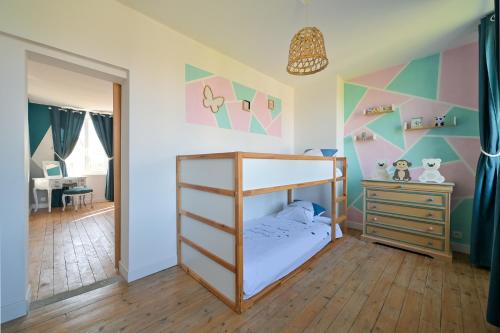 Un dormitorio infantil con una litera y una cómoda. en L'Orée d'Etretat, en La Poterie-Cap-dʼAntifer