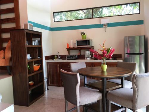 a dining room with a table and chairs at Casa Libertinn in Manuel Antonio