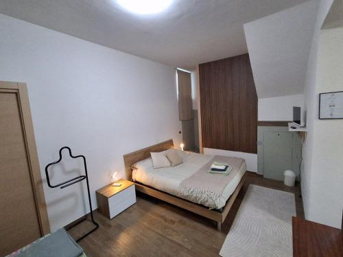 a small bedroom with a bed and a lamp at Casa di Sara - Comfort, Privacy, Posizione in Zanica