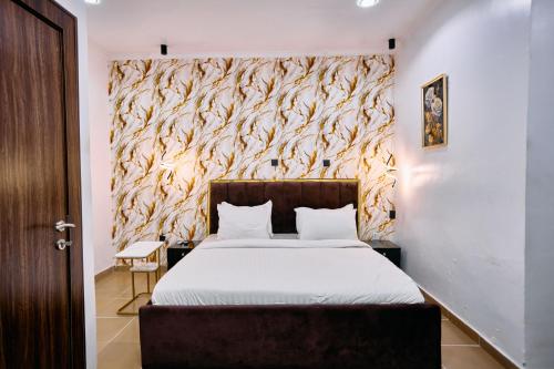 a bedroom with a bed and a large wall at The Vistana 4Bedroom Pearly Gate Estate Ikota VGC Lekki in Igboshere
