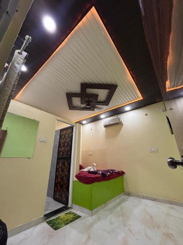 a room with a shower in the ceiling at HOTEL o GUMTHI STAY INN in Patansaongi