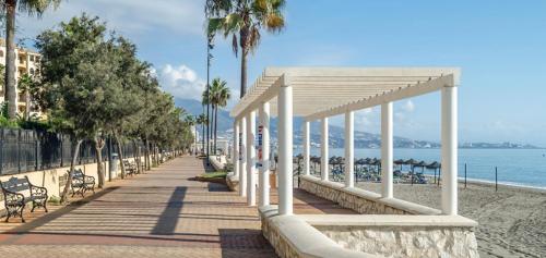 On the sea front with an ocean-facing terrace