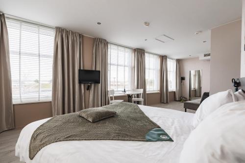 a bedroom with a bed with a pillow on it at Hotel Bella Ciao in Harderwijk