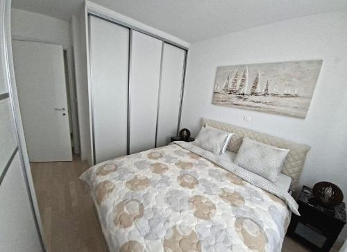 una camera da letto con un letto e un quadro sulla parete di Apartment Verdi Split with free parking in the garage a Spalato (Split)