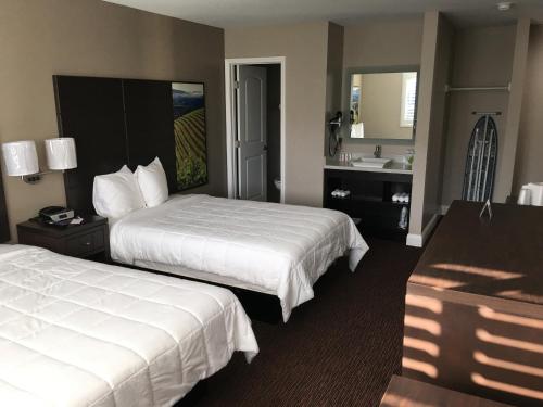 a hotel room with two beds and a sink at Vallejo Inn in Vallejo