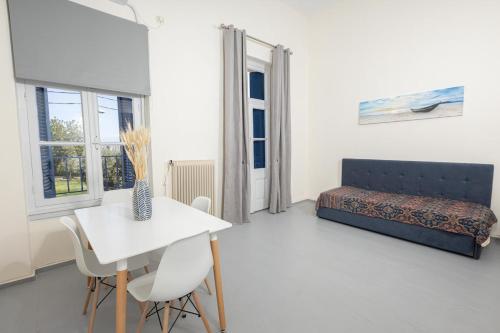 Enalios Apt #2- Spacious Flat in the Heart of Town