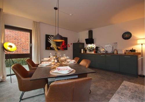 a kitchen and dining room with a table and chairs at Suite nähe Klinik, Theme, Parkplatz in Bad Lippspringe