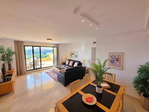 Queen Marie - Golf, Parking and Pool - Benalmádena