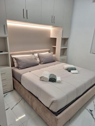 a bedroom with a large bed with towels on it at Delizioso bilocale Paolo in Alassio