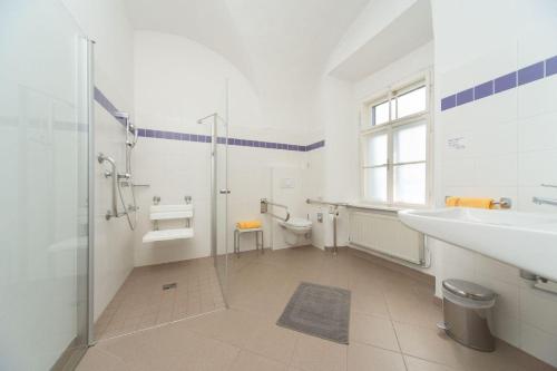 a bathroom with a sink and a shower and a toilet at AndersOrt Haus der Frauen in Buchberg bei Herberstein