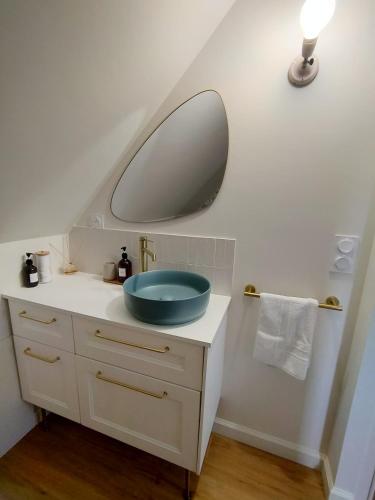a bathroom with a sink and a mirror on the wall at Le perchoir de Pibri - Les apparts de Maddy in Meyssac
