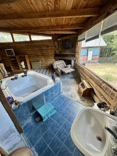 a bathroom with a tub and a sink at Puenteromano in Golondrinas