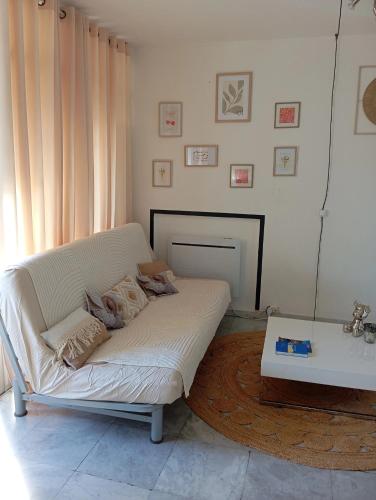 a white couch in a living room with a fireplace at Monplaisir in Fréjus