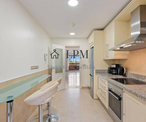 Bright Apartment Indoor and outdoor Pool and Sauna
