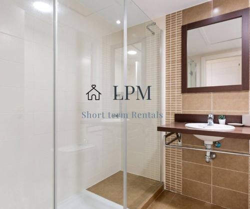 Bright Apartment Indoor and outdoor Pool and Sauna