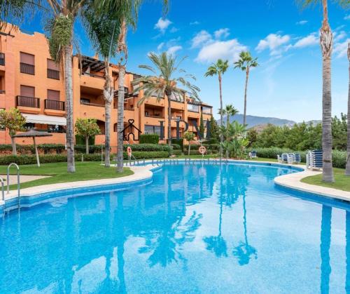 Bright Apartment Indoor and outdoor Pool and Sauna