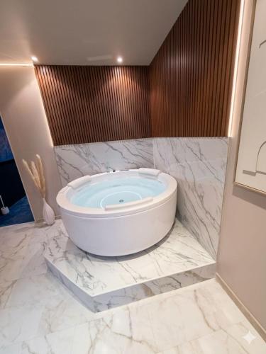 Vonios kambarys apgyvendinimo įstaigoje Euphoria Room