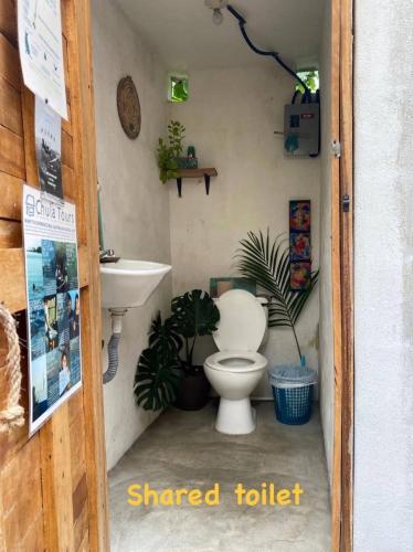 un bagno con un water e un lavandino di Calypso cabanas a El Paredón Buena Vista